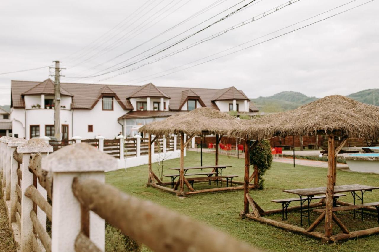 Casa Tomsa Acomodação com café da manhã Rozavlea Exterior foto